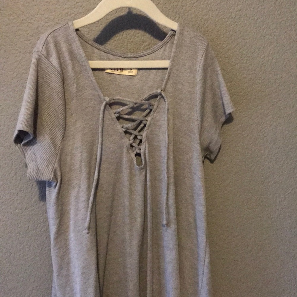 hollister grey tee shirt